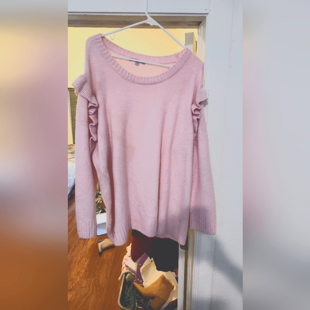 Super comfy long lengthed sweater. Looks great over leggins